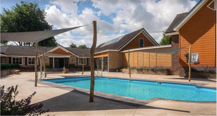 Bassein majutusasutuses 't Tjilpplekje, 4-persoons chalet met privé hottub või selle lähedal