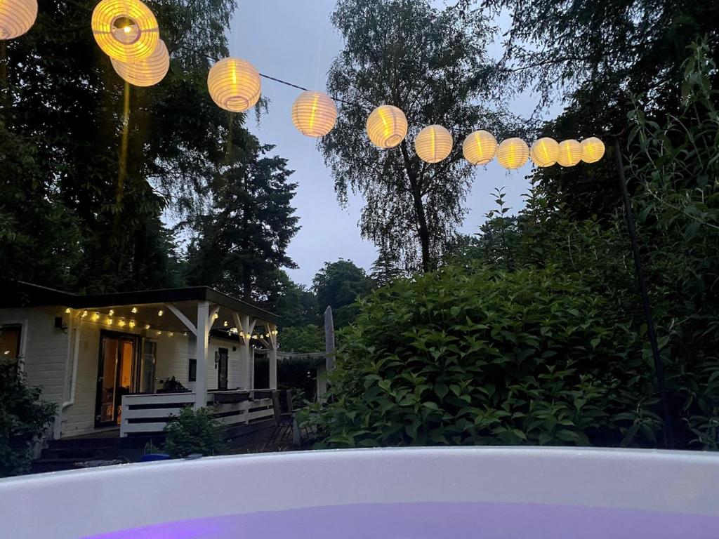 Aed väljaspool majutusasutust 't Tjilpplekje, 4-persoons chalet met privé hottub