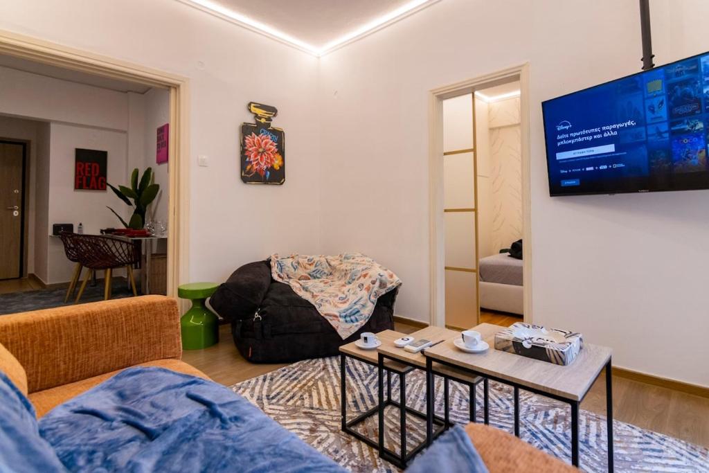 un soggiorno con un divano e una TV di Prime and Cosy 1bedroom Hop to Acropolis ad Atene