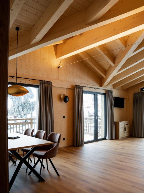 TV a/nebo společenská místnost v ubytování Berwang Chalets - Enzian