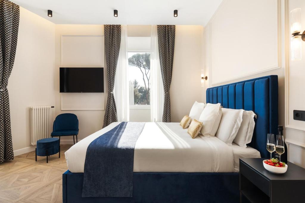 Hotel Adriana Boutique Guest House, a hotel room with a bed and a tv at Adriana Boutique Guest House in Rome