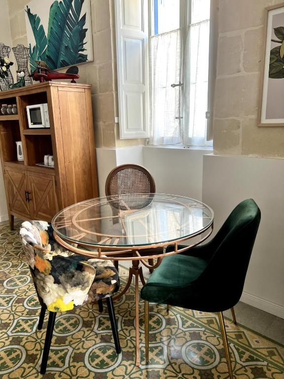 Posezení v ubytování Central Boutique Apartment Near Valletta - Perfect for Couples Wanting to Discover Malta
