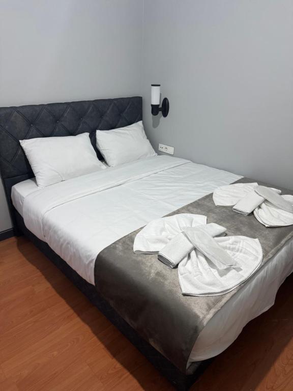 Postel nebo postele na pokoji v ubytování Galley Port Hotel
