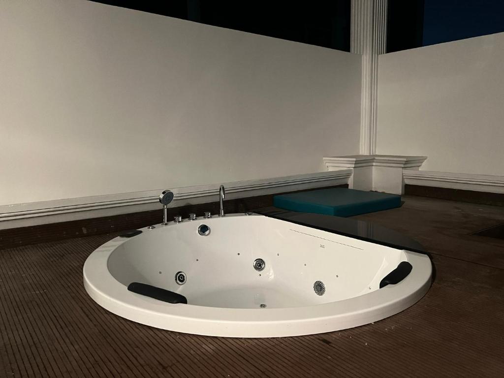 V20 Boutique Jacuzzi Hotel - Resim 20
