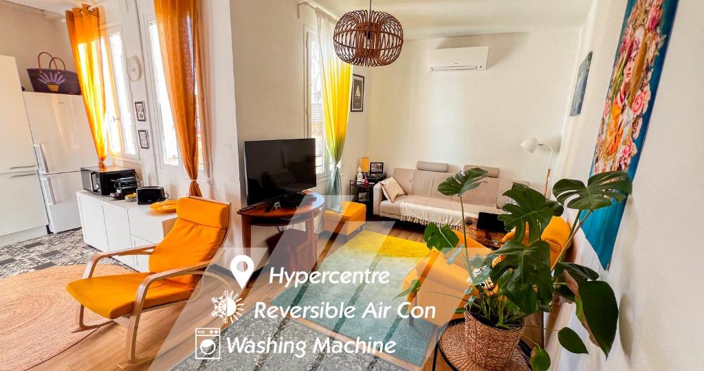 un salon avec un canapé et une télévision dans l'établissement AC - Hypercenter - Rooftop view!, à Avignon