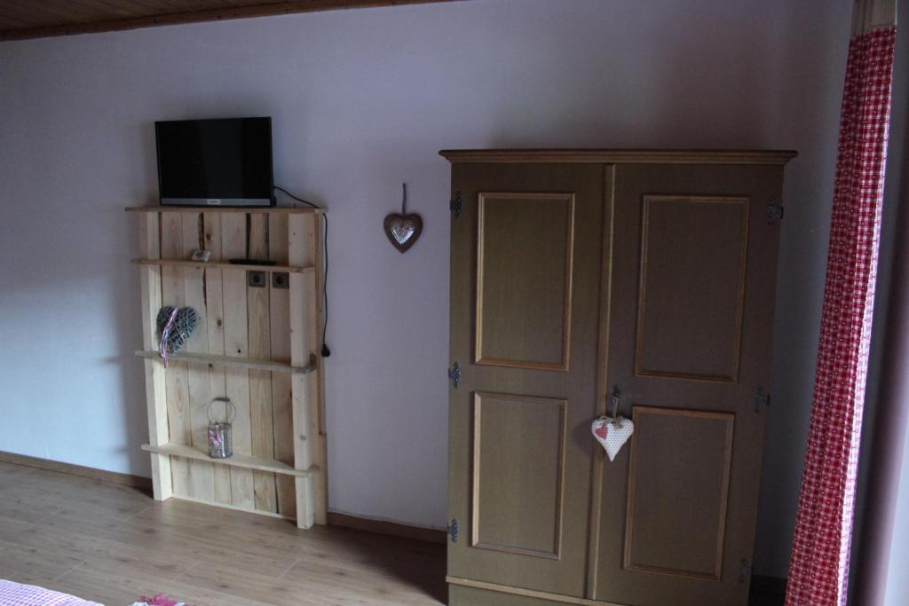 TV a/nebo společenská místnost v ubytování Haus Lena