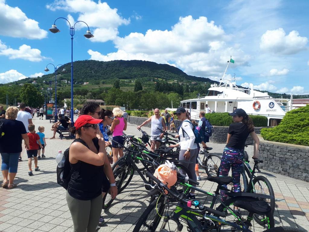 grupa ludzi stojących obok swoich rowerów w obiekcie Gyulavezér Lovasbirodalma Vendégháza w mieście Gyulakeszi