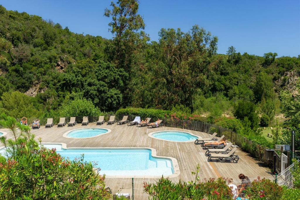 Bazén v ubytování Camping Sole Di Sari nebo v jeho okolí