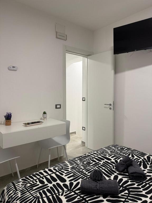 巴勒莫Vicoletto Ludovica - Proppro SRL- Palermo的一间卧室，配有一张床、一张书桌和一个水槽