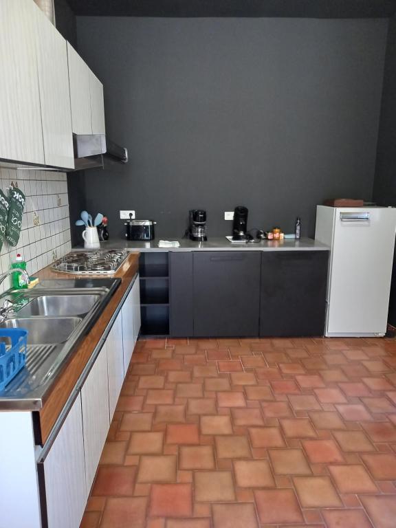 Kuchyňa alebo kuchynka v ubytovaní Maison Necty Auvillar