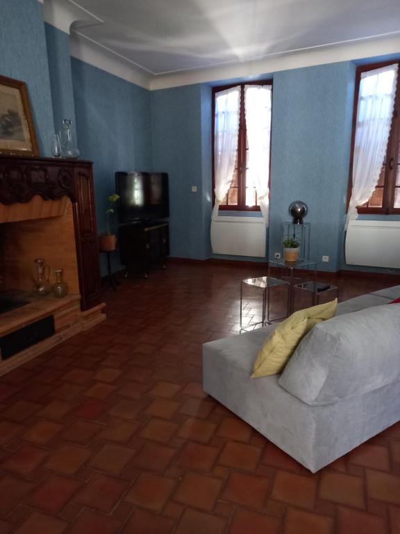 Televízia a/alebo spoločenská miestnosť v ubytovaní Maison Necty Auvillar