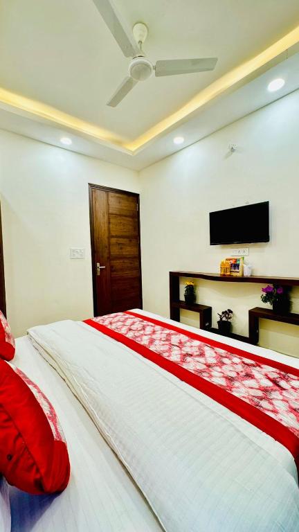 Postel nebo postele na pokoji v ubytování Hotel Ashram View Just 10 Minute Away Form Nizamuddin Railway Station