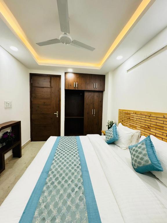Postel nebo postele na pokoji v ubytování Hotel Ashram View Just 10 Minute Away Form Nizamuddin Railway Station