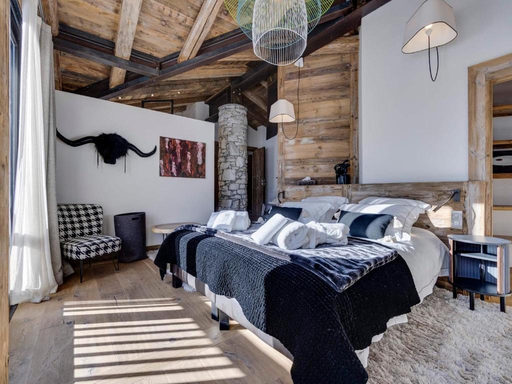 sypialnia z 2 łóżkami w pokoju z drewnianym sufitem w obiekcie Appartement de luxe avec jacuzzi, terrasse et cheminée - 10 personnes - FR-1-567-97 w mieście Val dʼIsère