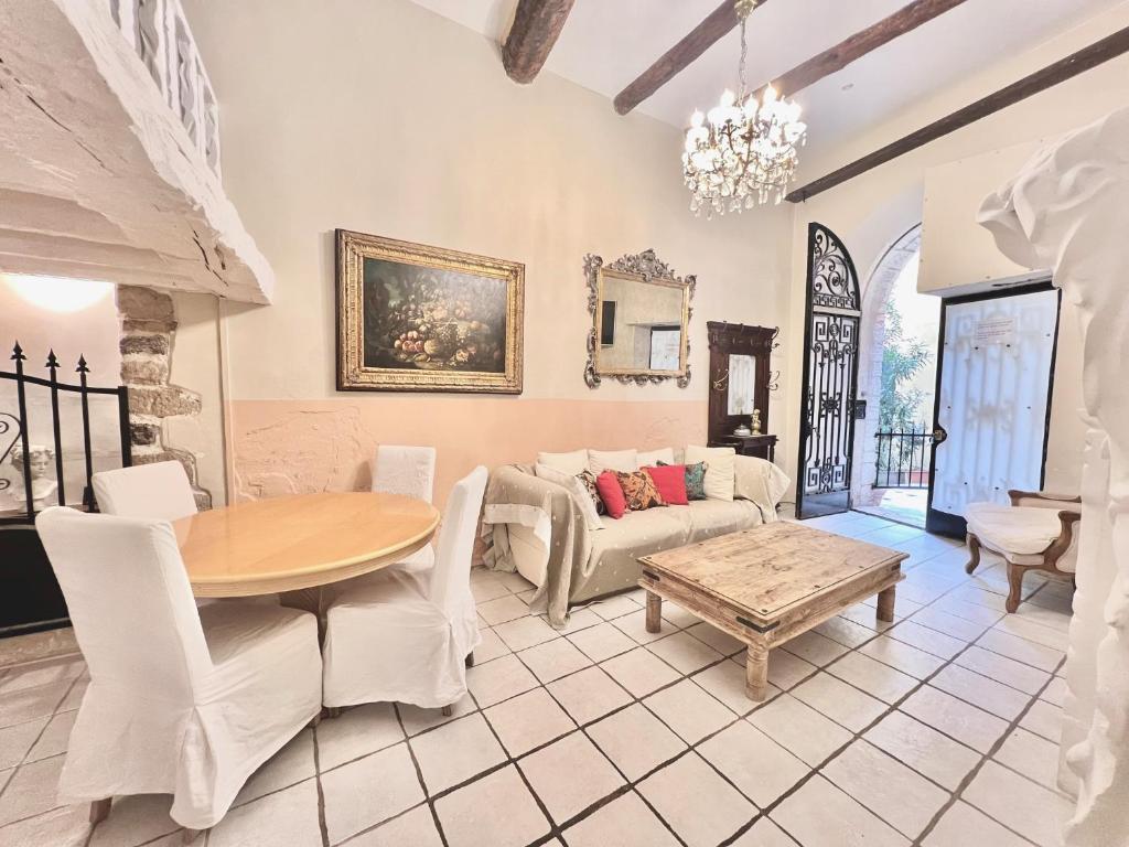 un salon avec une table et un canapé dans l'établissement ApartHotel Riviera - Maison du Senat - Vieille Ville - Triplex 4 pièces à deux pas de la plage, à Nice