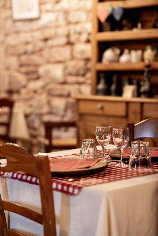 une table avec des verres à vin dessus dans l'établissement Auberge du Ruxelier J&D, à Cheniménil