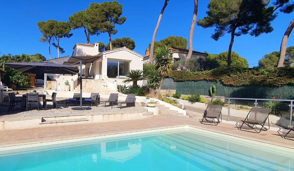 une piscine devant une maison dans l'établissement Villa vue mer à Antibes classée 4 étoiles-Piscine chauffée, à Antibes