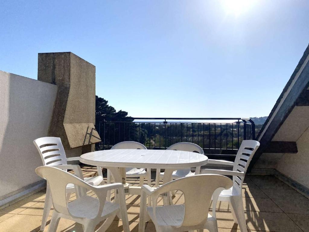 a white table and chairs on a balcony at REF 033 Appartement T3 vue mer Les Terrasses de Kerjouanno Arzon in Arzon