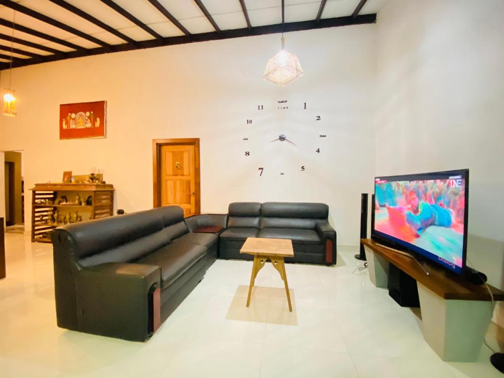 TV a/nebo společenská místnost v ubytování Ayubowan Holiday Home