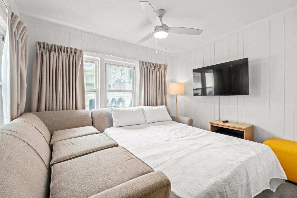 Llit o llits en una habitació de 4BR2BA Sleeps 12 Pet-Friendly Steps to Beach