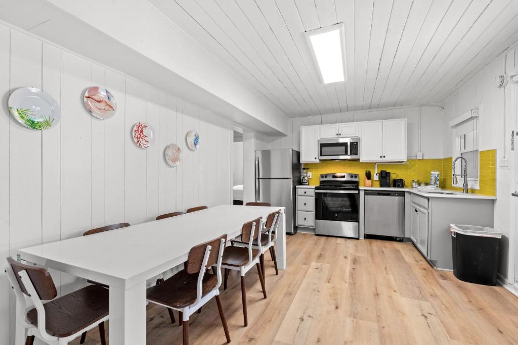 Küche&#47;Küchenzeile in der Unterkunft 4BR2BA Sleeps 12 Pet-Friendly Steps to Beach