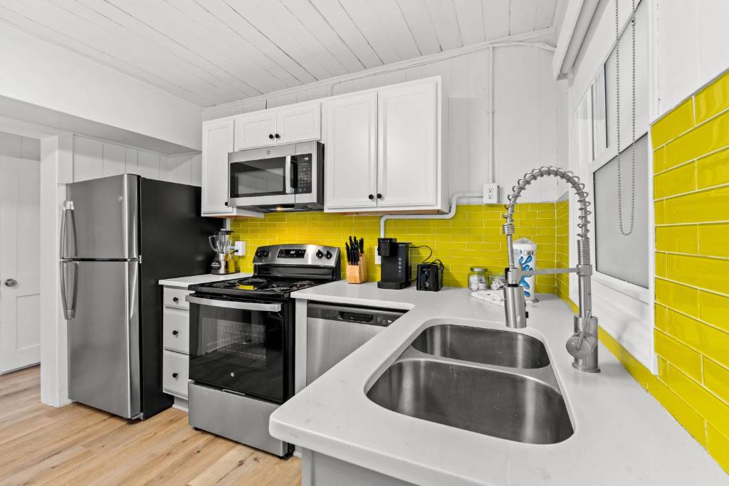 Cuina o zona de cuina de 4BR2BA Sleeps 12 Pet-Friendly Steps to Beach