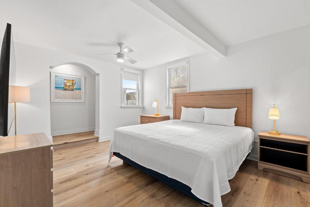 Ein Bett oder Betten in einem Zimmer der Unterkunft 4BR2BA Sleeps 12 Pet-Friendly Steps to Beach