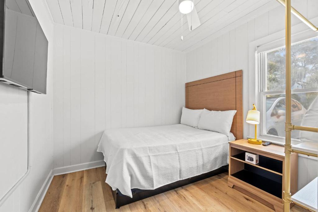 Ein Bett oder Betten in einem Zimmer der Unterkunft 4BR2BA Sleeps 12 Pet-Friendly Steps to Beach