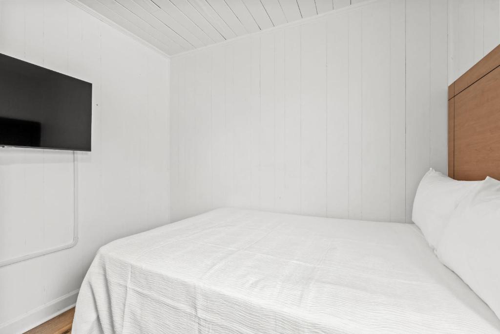 Ein Bett oder Betten in einem Zimmer der Unterkunft 4BR2BA Sleeps 12 Pet-Friendly Steps to Beach
