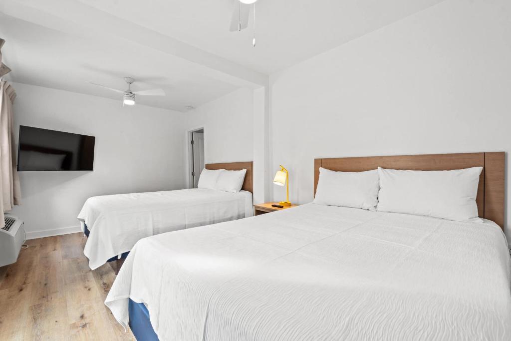 Ein Bett oder Betten in einem Zimmer der Unterkunft 4BR2BA Sleeps 12 Pet-Friendly Steps to Beach