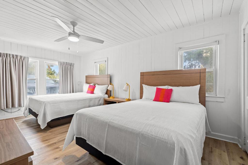 Ein Bett oder Betten in einem Zimmer der Unterkunft 4BR2BA Sleeps 12 Pet-Friendly Steps to Beach