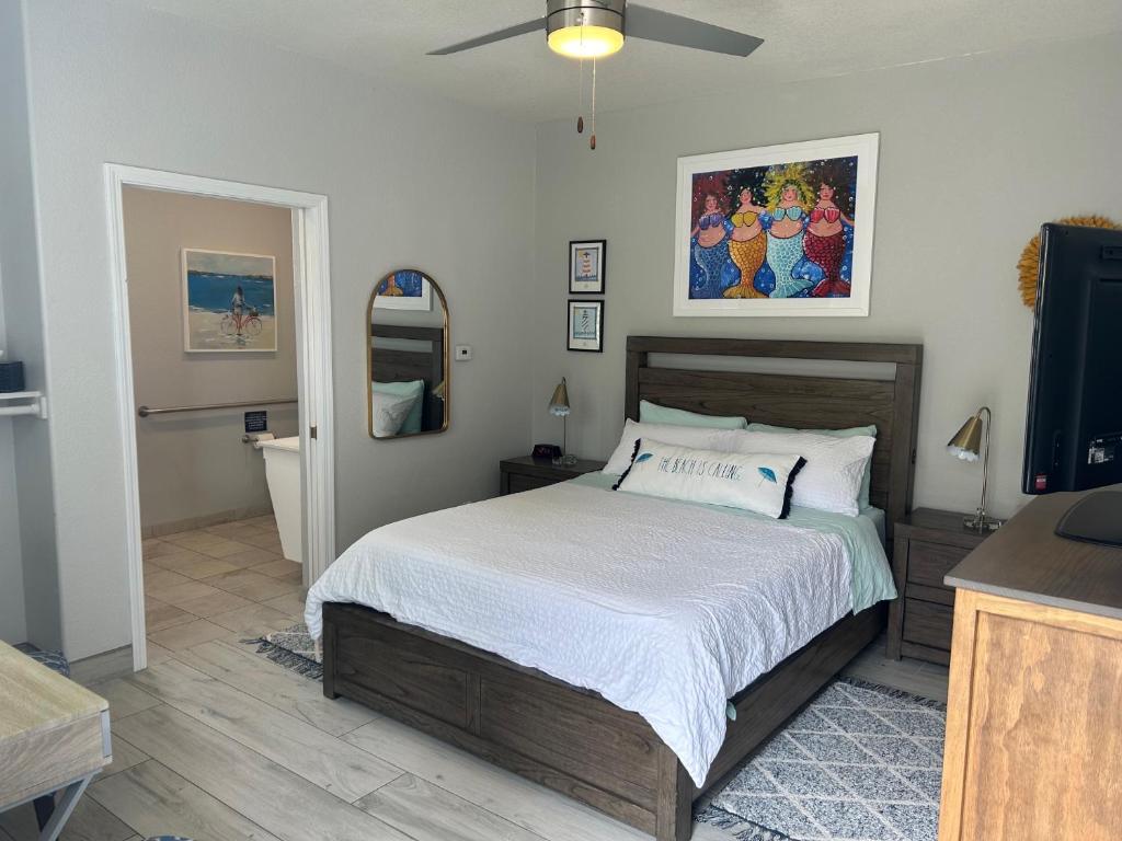 una camera da letto con un letto e un ventilatore a soffitto di 444 Pier Avenue #404 Studio a Oceano