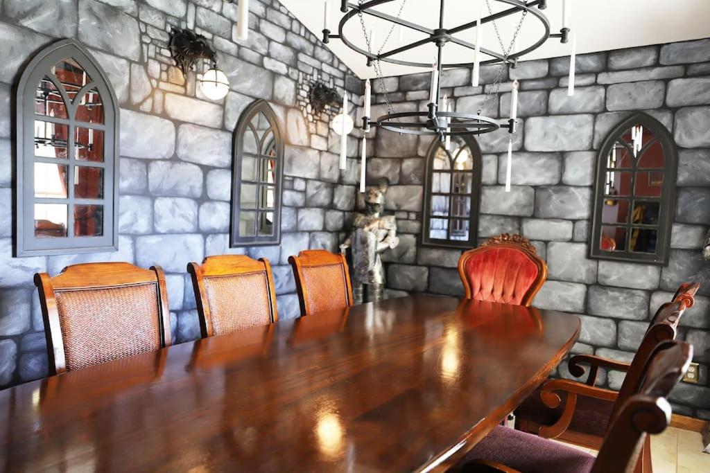 Un comedor con mesa y sillas de madera. en Magical 5-Bedroom Villa Near Universal's Wizarding World, en Kissimmee