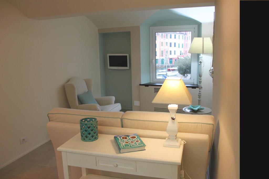 - un salon avec un canapé et une table avec une lampe dans l'établissement Clara's House, à Portofino