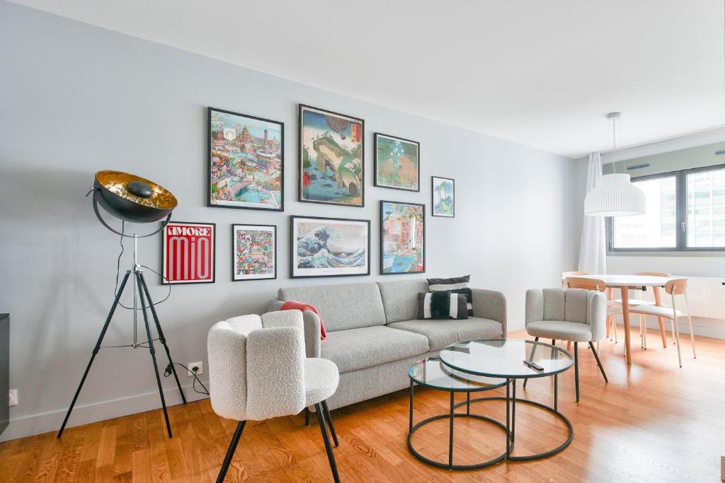 - un salon avec un canapé et des chaises dans l'établissement GuestReady - Charming stay near Catacombs of Paris, à Paris