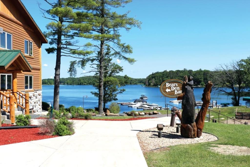 eine Statue vor einem Haus mit See in der Unterkunft Big Sandy Lodge and Resort in McGregor