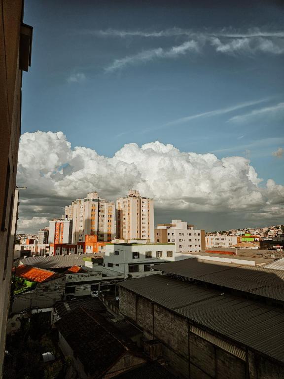 una vista de una ciudad con edificios altos en Apartamento da bruxa verde, en Belo Horizonte