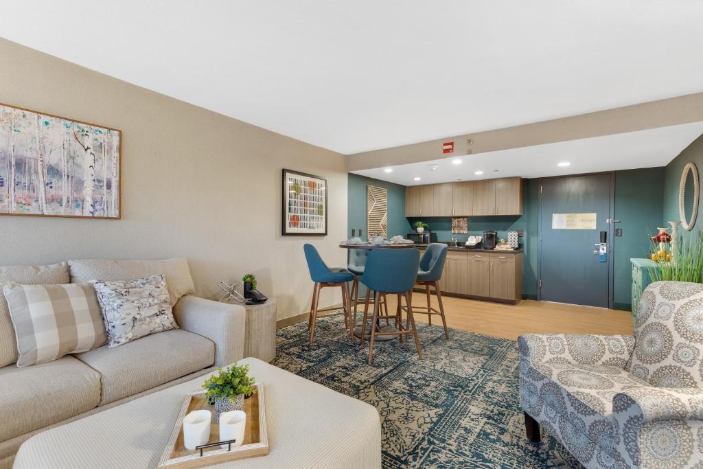 Posezení v ubytování Four Points by Sheraton Boston Newton