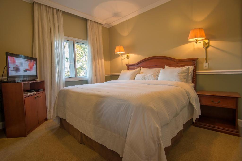 Postel nebo postele na pokoji v ubytování Hotel Villa Morra Suites