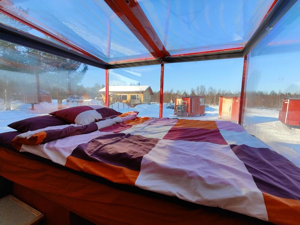 Postel nebo postele na pokoji v ubytování Lake Inari Mobile Cabins