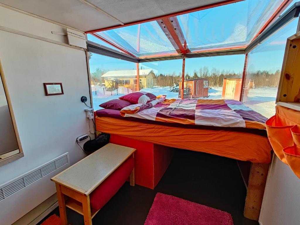 Postel nebo postele na pokoji v ubytování Lake Inari Mobile Cabins