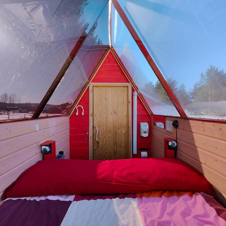 Postel nebo postele na pokoji v ubytování Lake Inari Mobile Cabins