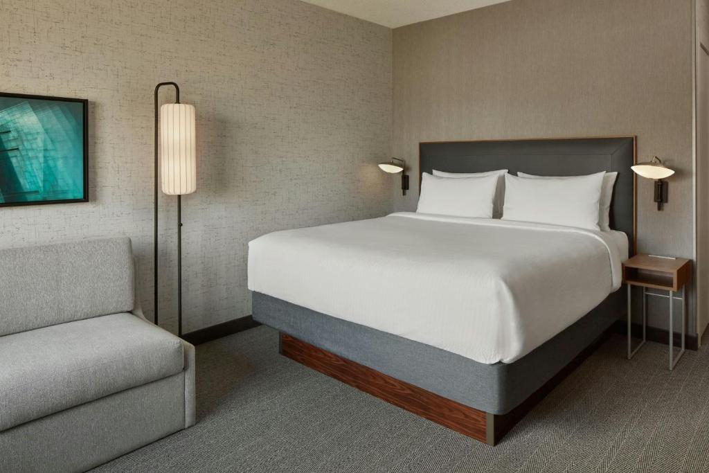 Postel nebo postele na pokoji v ubytování Courtyard by Marriott Mississauga-Airport Corporate Centre West