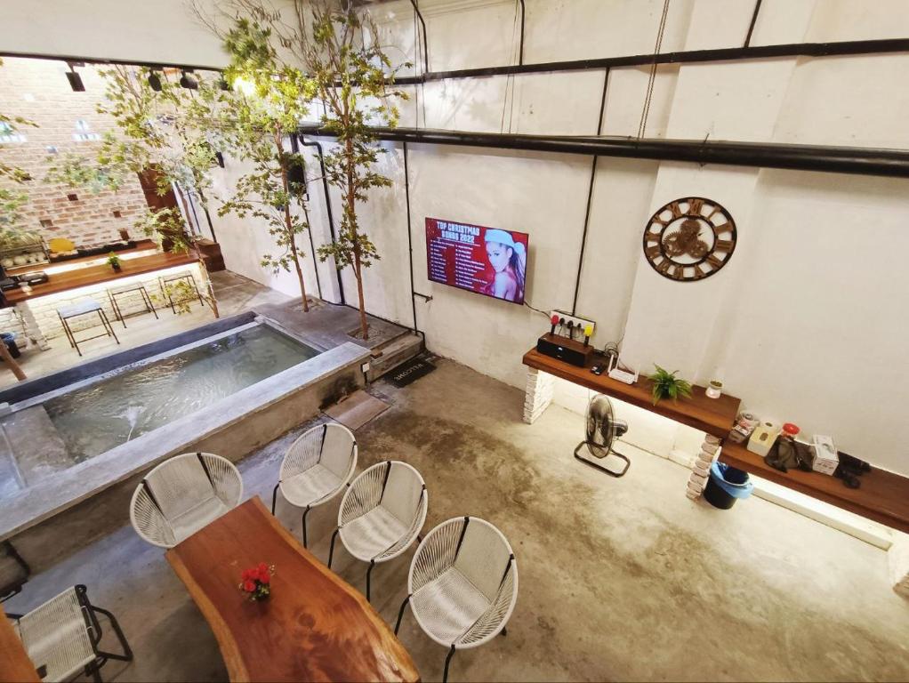 The Ruma Swimming Pool Ruma Papanz Moden 5BR 30 Pax by Jeffery Lam Home Management, Malacca ...