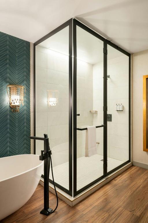 Ein Badezimmer in der Unterkunft Hotel Effie Sandestin Resort, Autograph Collection
