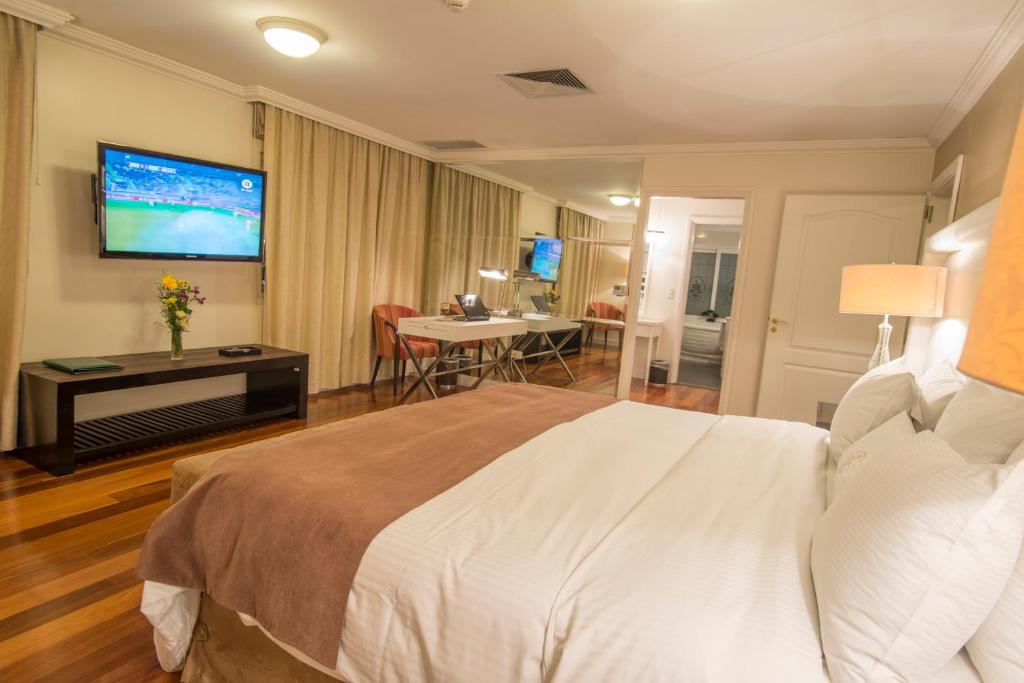 Postel nebo postele na pokoji v ubytování Hotel Villa Morra Suites