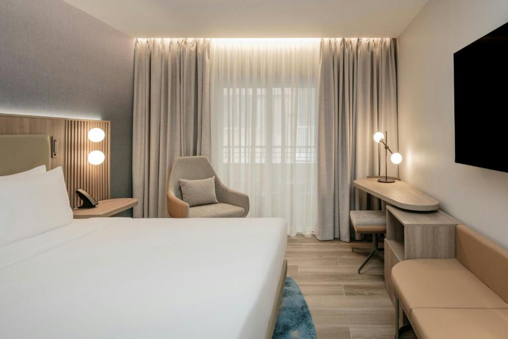 Postel nebo postele na pokoji v ubytování Courtyard by Marriott Sliema