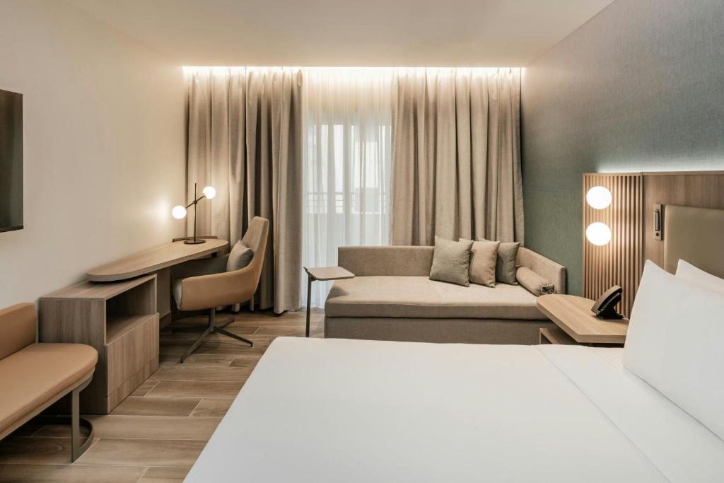 Postel nebo postele na pokoji v ubytování Courtyard by Marriott Sliema