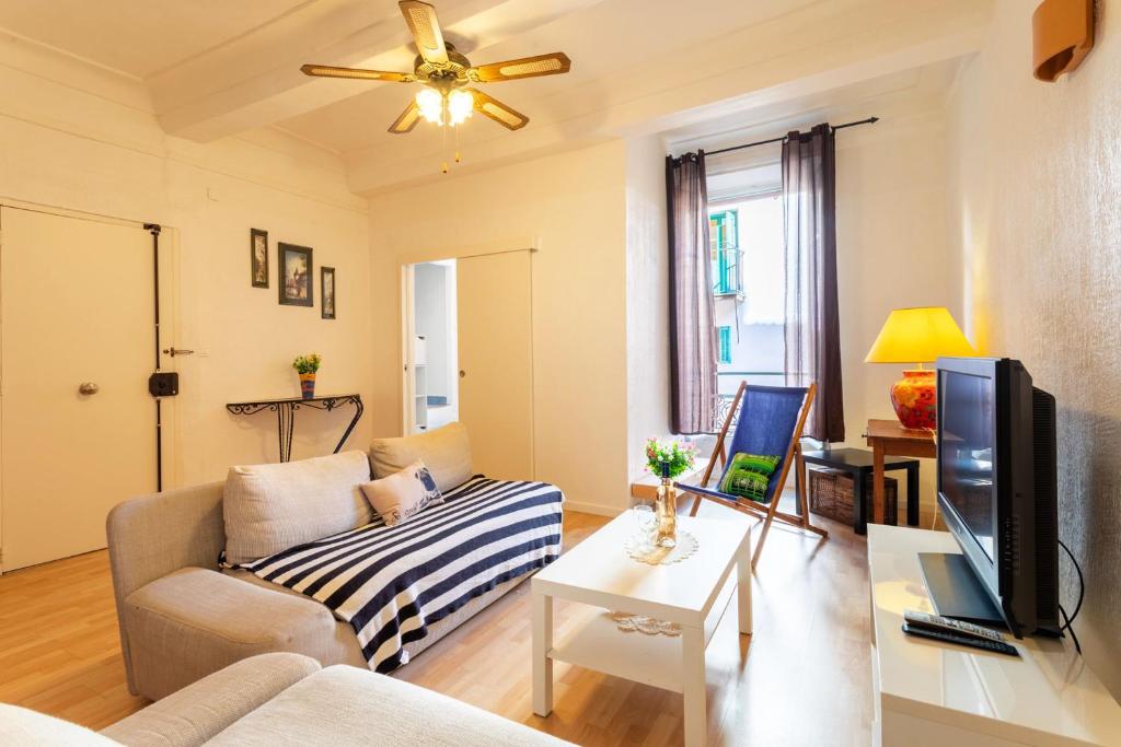 un salon avec un canapé et une télévision dans l'établissement ESCALINADA II AP4433 by Riviera Holiday Homes, à Villefranche-sur-Mer