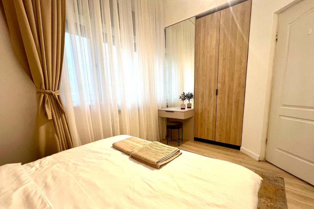 una camera con letto, lavandino e finestra di NIce Flat in Villa Near Old Town a Bucarest